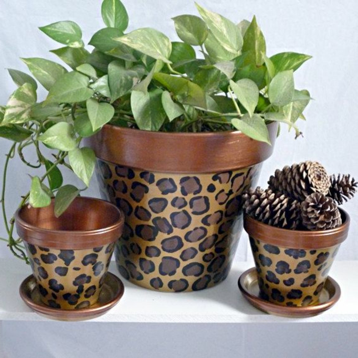 maceta de cerámica marrón y naranja ideas de decoración para macetas leo impresión en maceta de flores idea