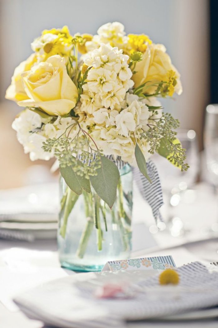 花瓶与 - 黄色的花朵，玻璃花瓶装饰
