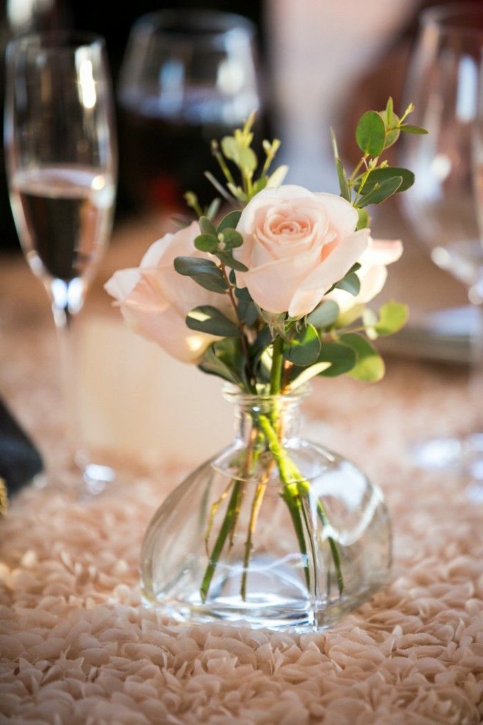 花瓶美丽的玫瑰美丽的玻璃花瓶装饰