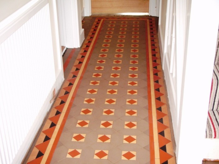 רצפת אריחים במסדרון-עם-fancy-דפוס