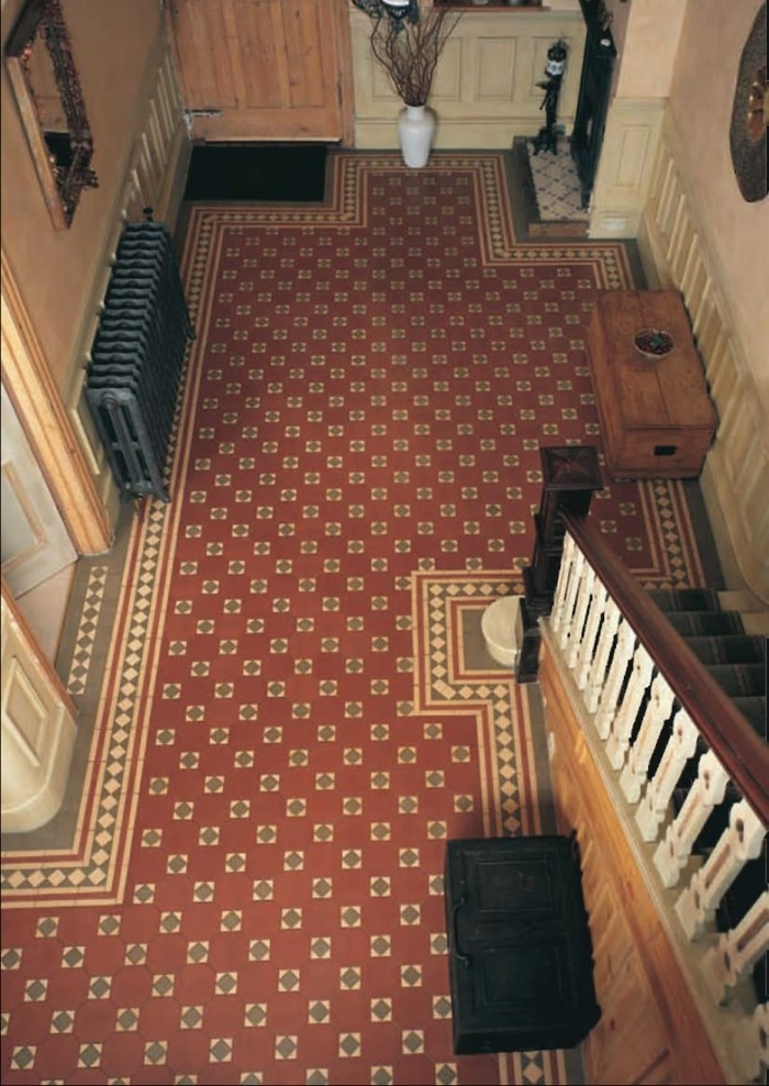 רצפת אריחים במסדרון-עם-וינטג-נראה