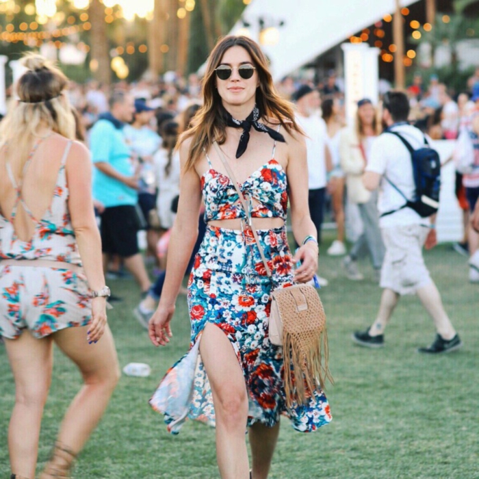 coachella moda za žene folk motive na haljini velika bež bag glazba festival polje cvijeće