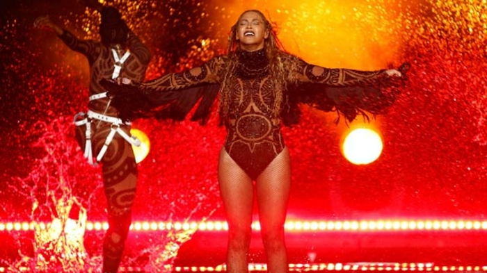 Coachella Mode Beyonce je pozvan na emisiju i pjeva svoj vrhunski hit pjesme