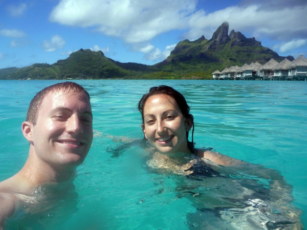 Bora Bora-loma-man-ja-naisen-vedessä