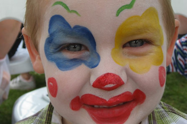 ציורי פנים ליצן - ילד נראה מצחיק - תצלום שצולם מקרוב