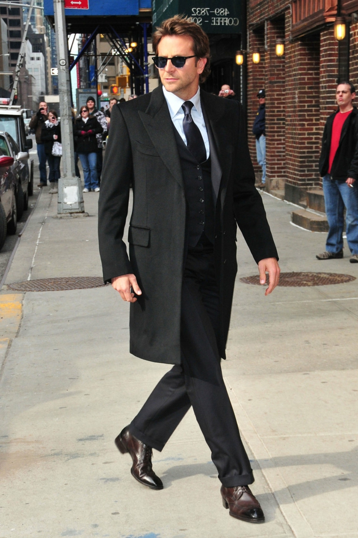 布莱德利·库珀，时尚前卫的衣服，领带，黑色外套时尚男装