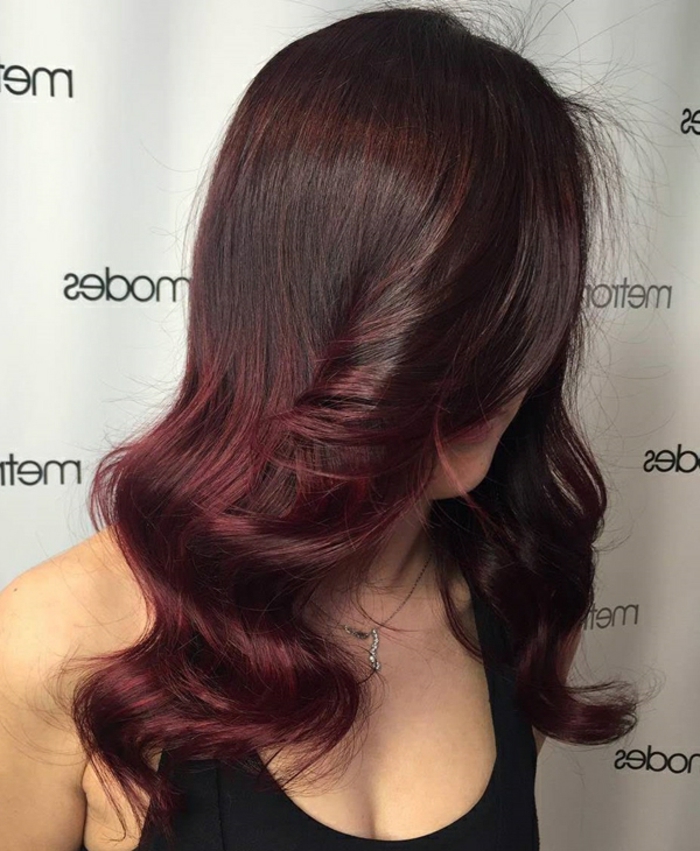 rouge foncé, cheveux longs, avec des boucles, choisissez une nuance de cheveux rouge et teinture, haut noir, chaîne en argent