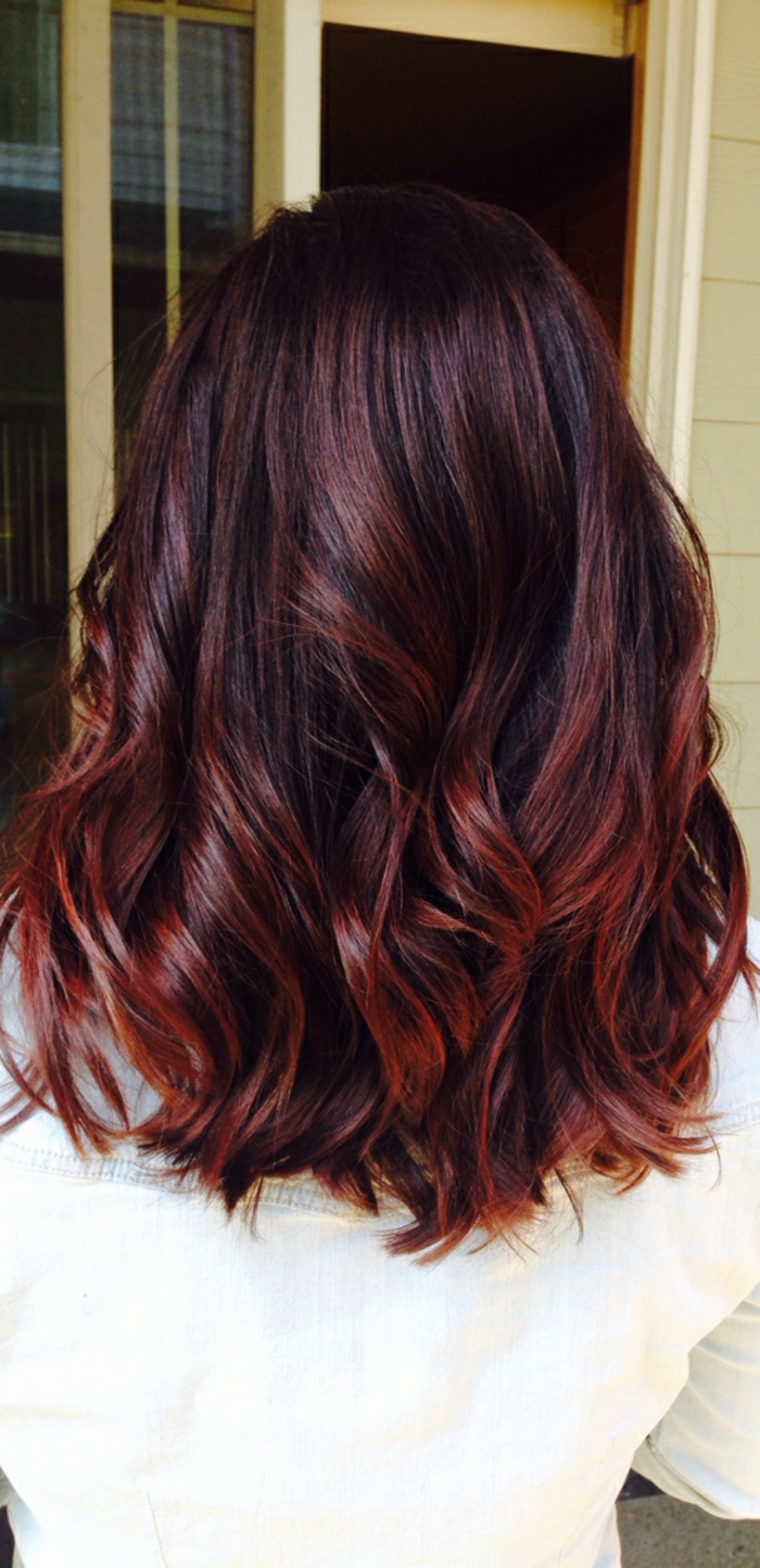 头发红色染料，不同的红色，深红色卷发，白色衬衫