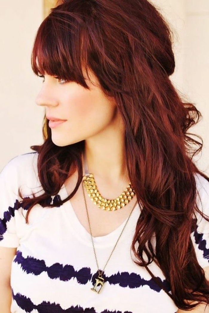 Teñido de pelo rojo, pelo largo, con pony, cadenas de oro, camiseta azul marino
