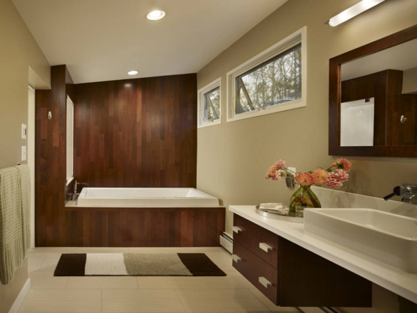 棕色的家具，浴室，米色的地毯