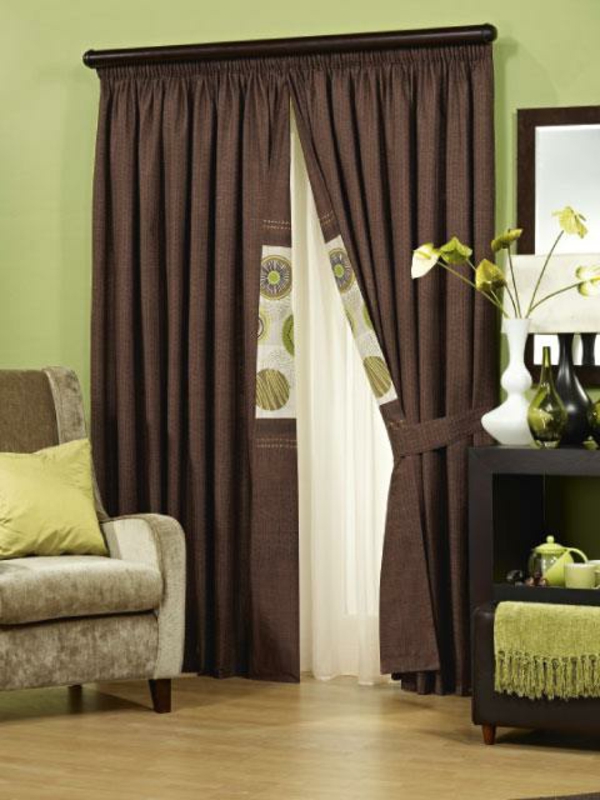 棕色的家具，窗帘，绿色