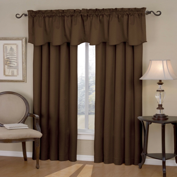 marrón-muebles-cortinas
