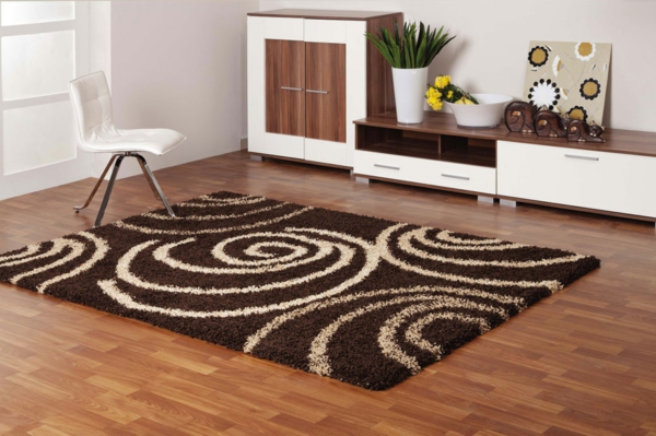 棕色的家具，地毯
