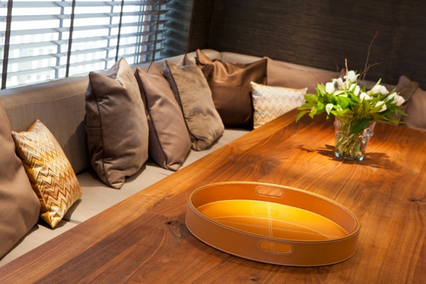 barna modern esssofa- fából készült asztal