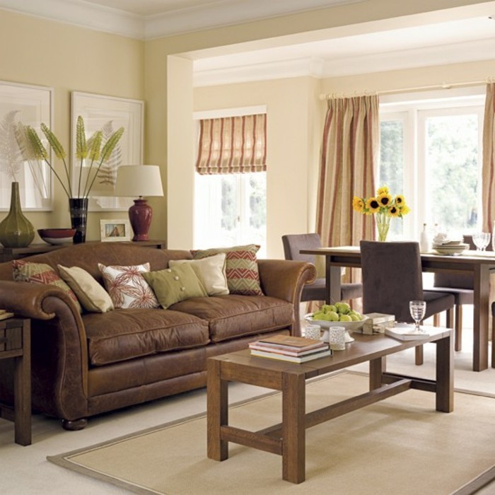 ruskea-sohva-ja-lähetä-verho-wall beige-väri-for-olohuone