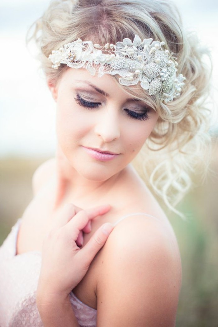 femme-avec-couronne-cils maquillage de mariée blonde avec blanc-roses-élégant discret maquillage artificial-