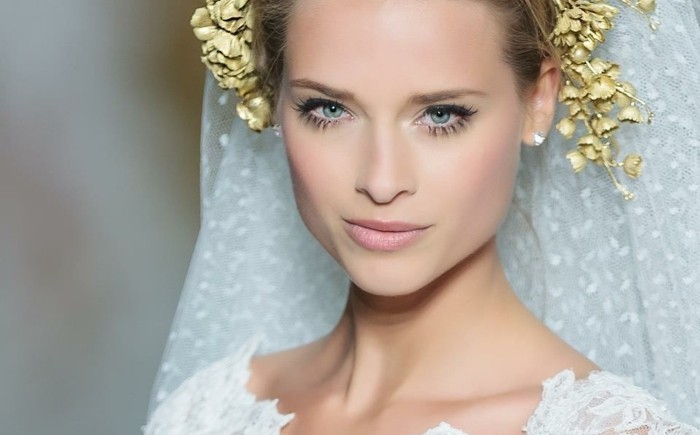 or maquillage de mariée couronne-BREWS-eye-liner-cils blanc-robe élégante