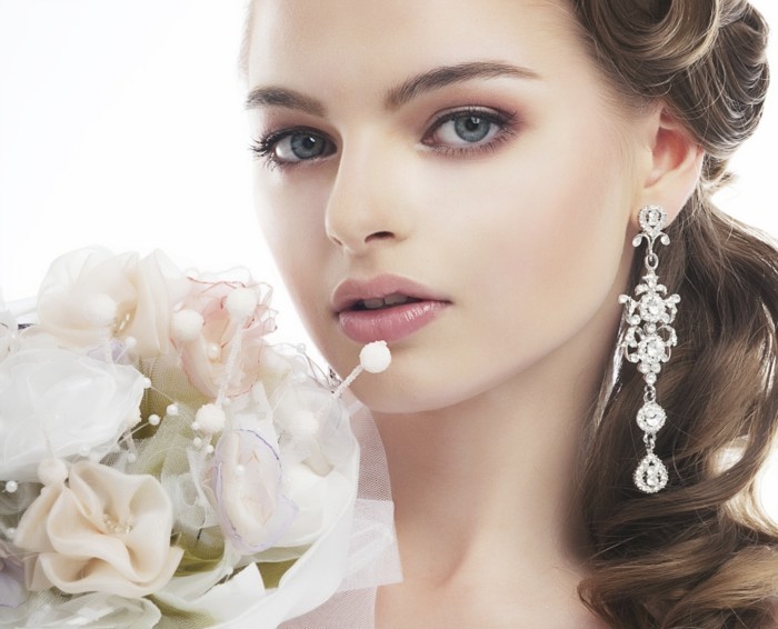 belle-femme mariée-fleur-bouquet-perle boucles d'oreilles diamant naturel regard