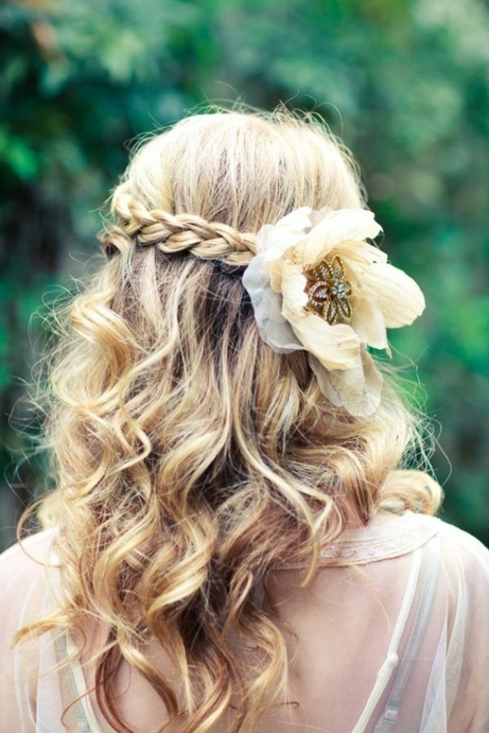 新娘发型与 - 花 - 金发和吸引力