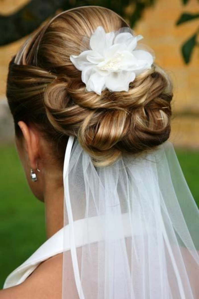 新娘发型与 - 鲜花和优雅型缺口