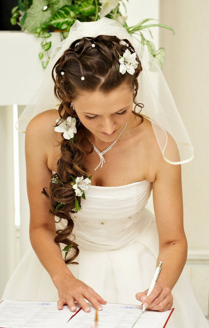 新娘发型与 - 鲜花华丽的照片