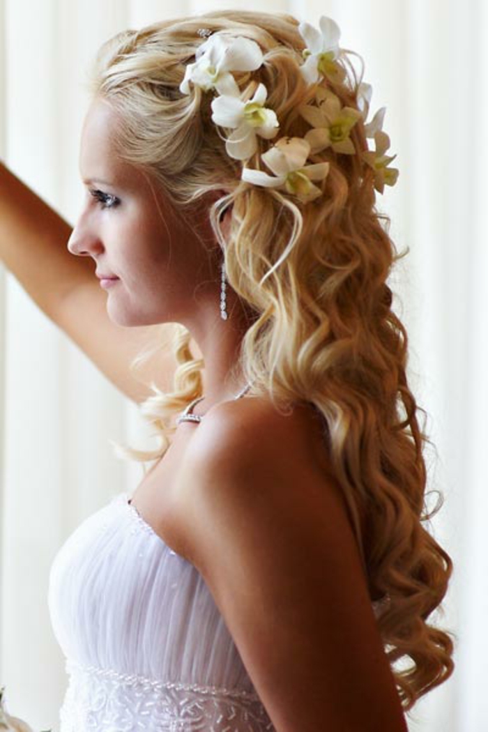 दुल्हन बाल गोरा के साथ-फूल-लंबी घुंघराले-बाल