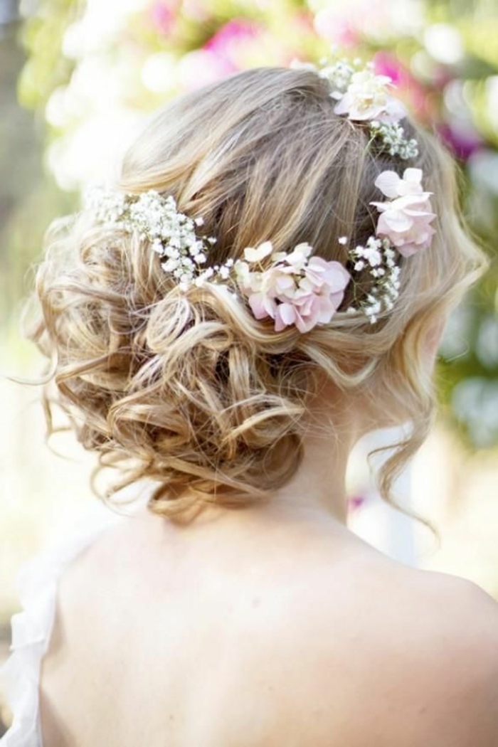 新娘发型与 - 花 - 美丽的白肤金发的头发