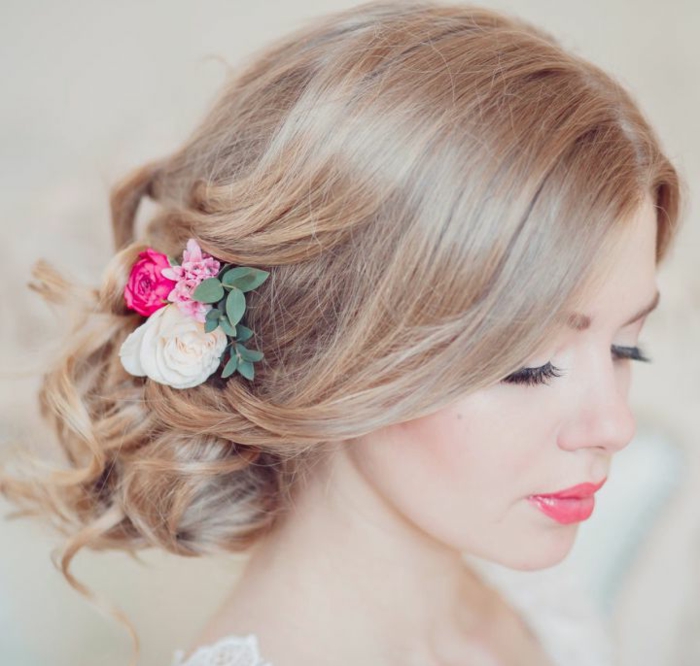 新娘发型与 - 花 - 美丽的光色发