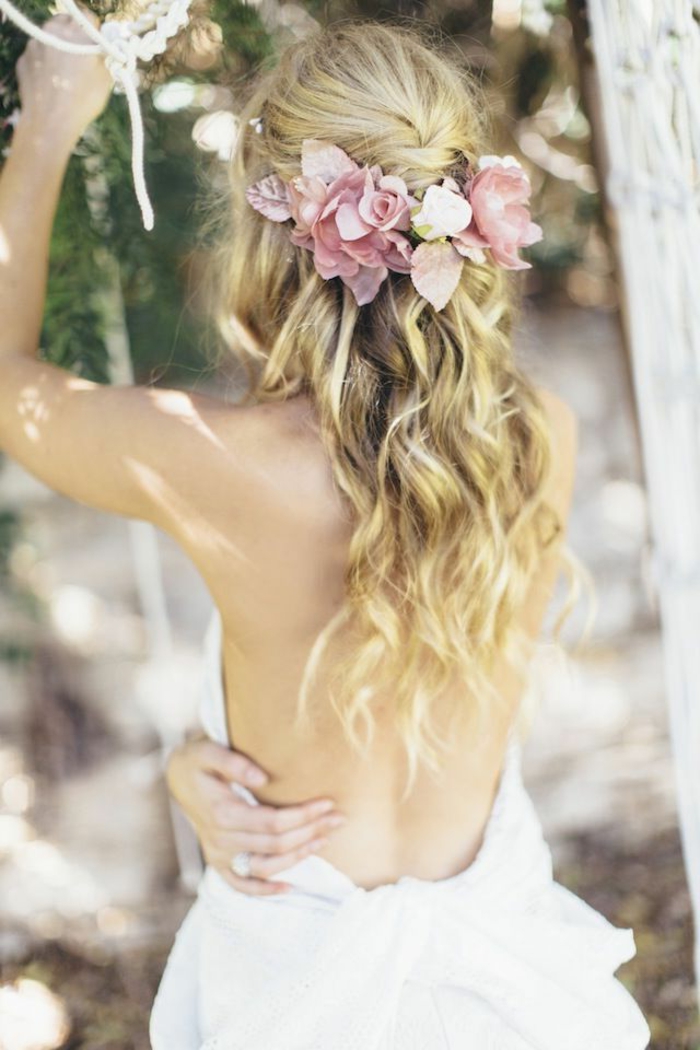 新娘发型与 - 花 - 美丽 - 卷曲的金发，头发