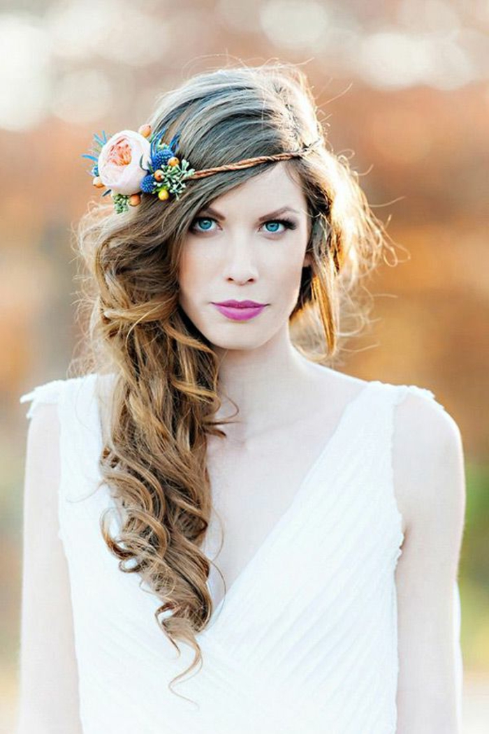 新娘发型与 - 花 - 美丽的，卷曲的头发
