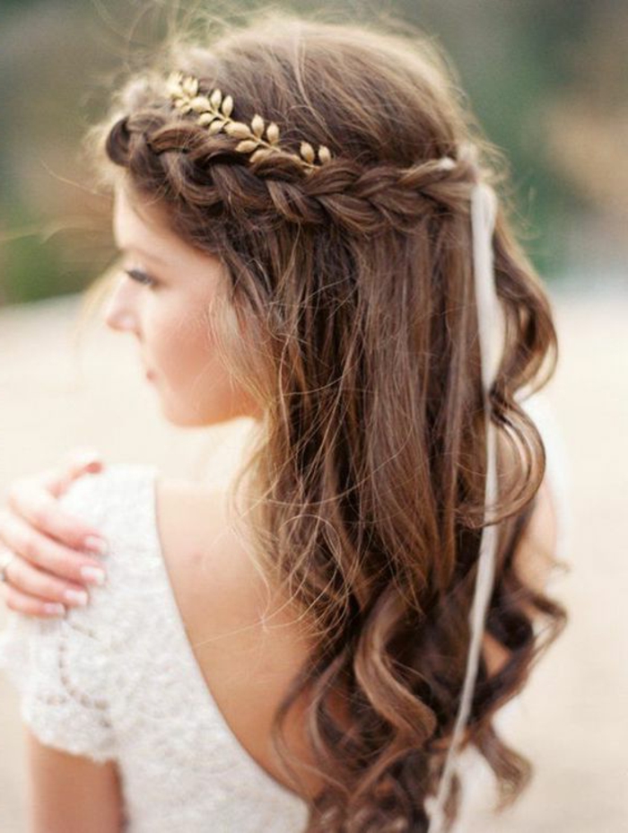休闲婚礼发型与大编织和金色头饰