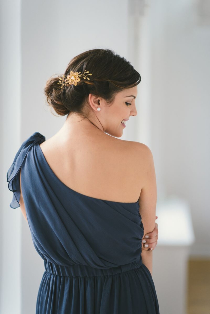 Bridesmaids hairstyles μπλε φόρεμα με γυμνά αξεσουάρ μαλλιών ώμου όπως το χρυσό λουλούδι