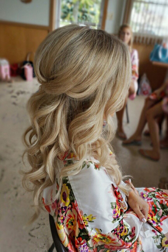 plava kosa, šarena haljina malo kovrčava kosa bridesmaids frizura