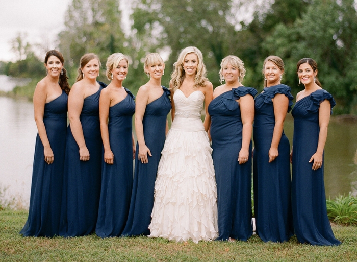 επτά bridesmaids με μπλε φορέματα γύρω από τη νύφη όλα με διαφορετική hairstyle hairstyle bridesmaid