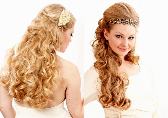 μακρά σγουρά μαλλιά με αξεσουάρ για τα μαλλιά, όπως η βασίλισσα hairstyle bridesmaids