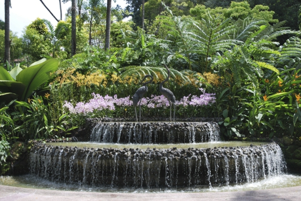 喷泉花园与装饰，人物在花园瀑布