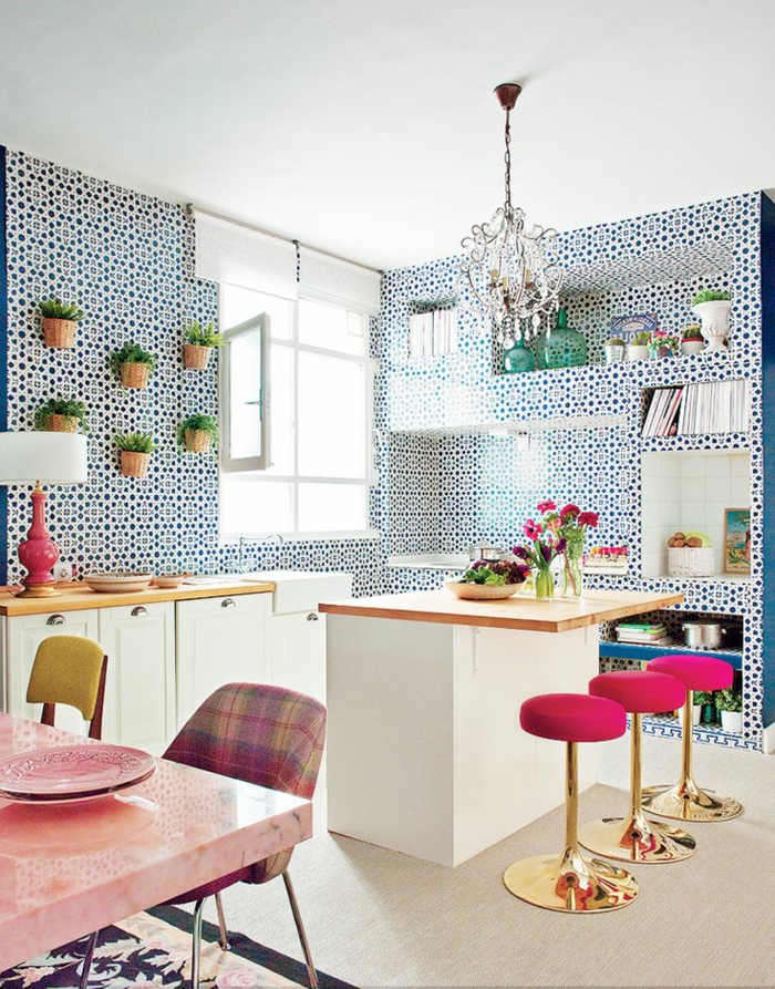 多彩的厨房设计的金凳子，仙客来色的盆栽植物美丽的壁纸蓝点
