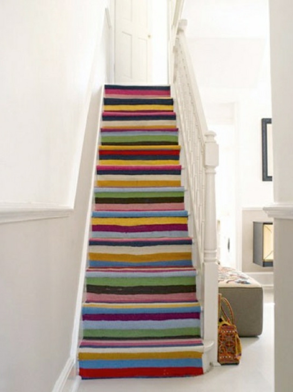 色彩缤纷的地毯按楼梯的室内设计