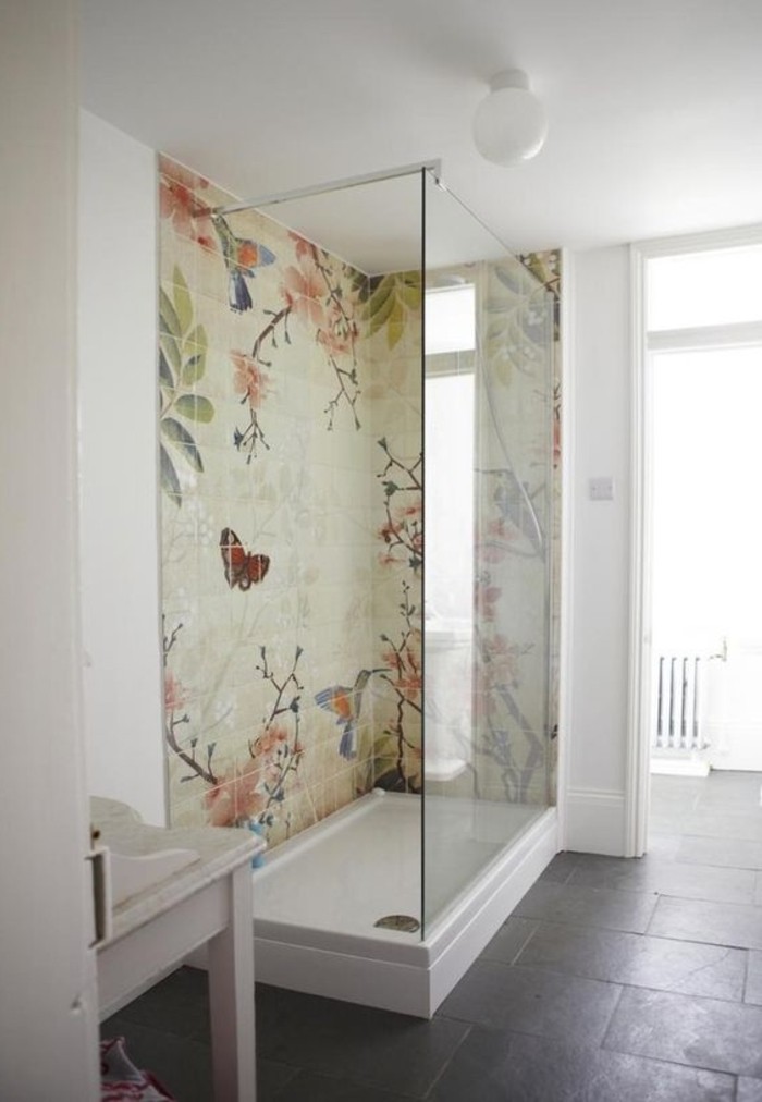 淋浴舱糊在丰富多彩的墙面砖