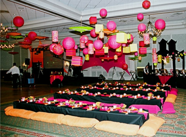 bolas de color ciclamen - colgando del techo - decoración del partido