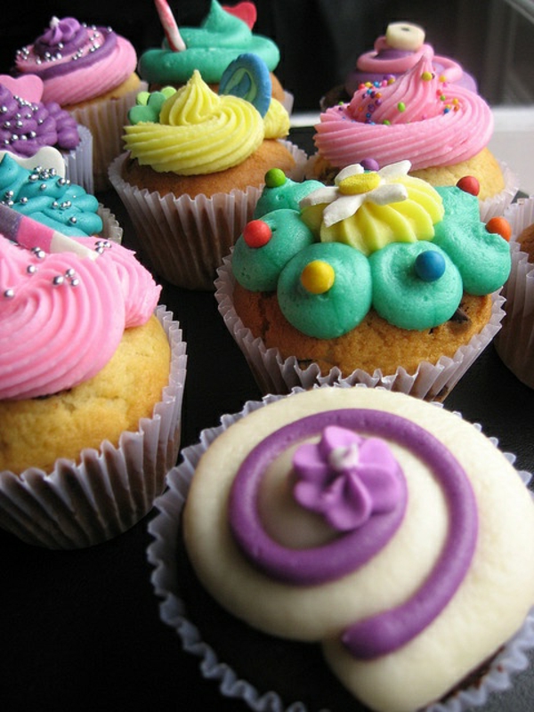 सुंदर-रंगीन-cupcakes-सजाने-स्वादिष्ट-cupcakes डेको