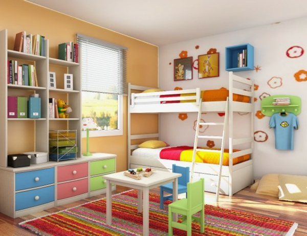 色彩鲜艳的家具和儿童房的高床