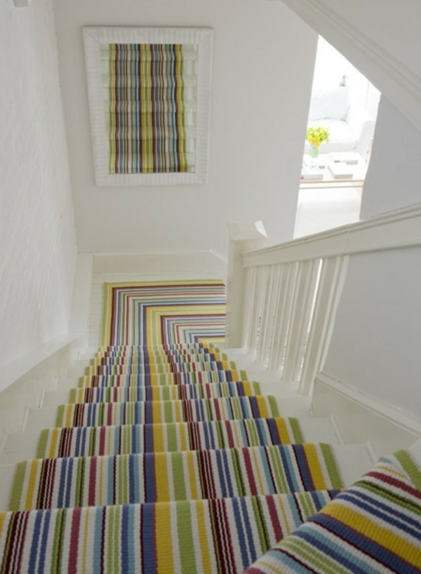 színes csíkos szőnyeg lépcsőn Idea