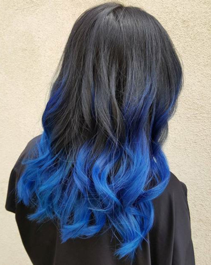 Ombre черно-синьо, дълга коса, красиви къдрици, страхотни идеи за привлекателни прически