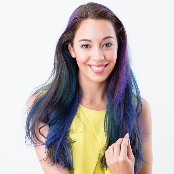 колоритен косъм, черна коса със сини и лилави нишки, естествен грим, жълт връх