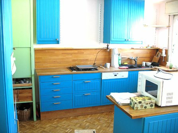 πολύχρωμες-κουζίνα-με-τοίχο-πάνελ-μπλε κομμάτια των επίπλων