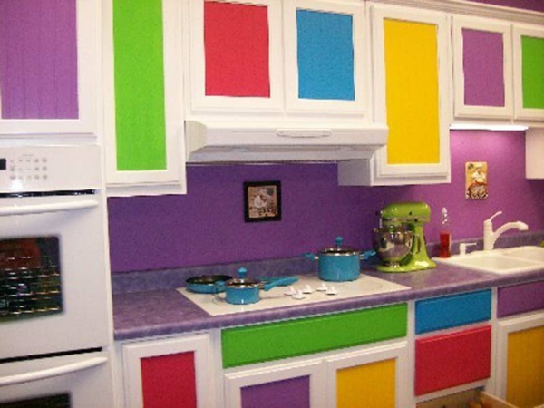 кухня с много цветни цветове - модерно оборудване