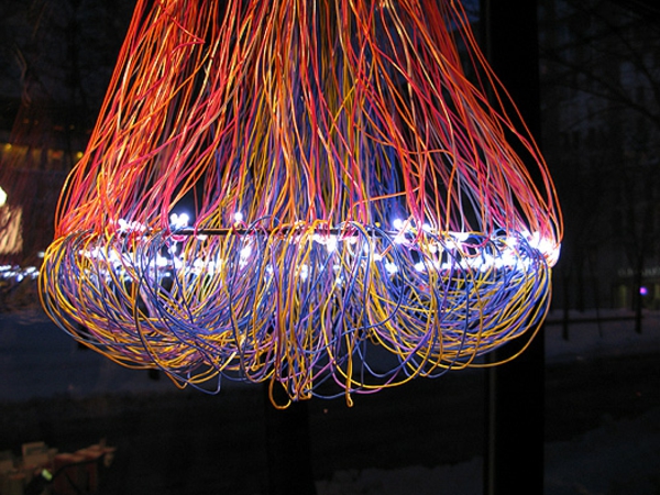 cables-in-a-araña-hecha de colores