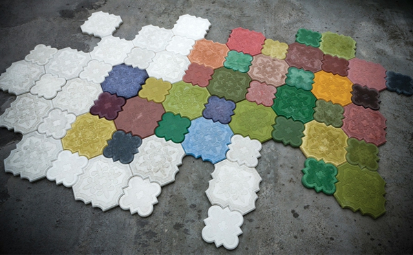 Les carreaux orientaux colorés ressemblent à un puzzle