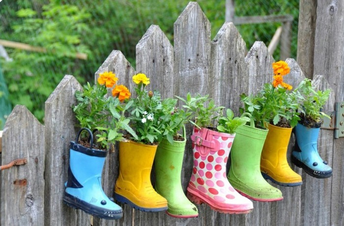 रंगीन-जूते-साथ-फूल-ऑन-बाड़-छोटे उद्यान बनाने के